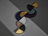 Abstrakte geometriske former i guld, sort, marineblå, grøn og rødbrun danner et symmetrisk mønster på en grå flade, oplyst af diagonalt lys.