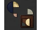 Tre vægbilleder med geometriske former: guld, navy, pink og lysegrå halvcirkler på en mørk baggrund, hvoraf to er indrammet i træ.