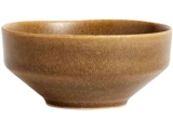 En brun keramikskål med en glat, mat finish og let buede sider på en hvid baggrund.