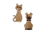 Katte- og hundefigurer i træ med butterfly og enkle runde øjne og næser på en hvid baggrund.
