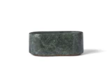 Et mørkegrønt, ovalt marmorobjekt med en glat overflade og en lille cirkulær fordybning på toppen, placeret på en hvid baggrund.
