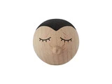 Rund træfigur med sortmalet hår, lukkede øjne og en lille rund næse, der ligner et minimalistisk sovende ansigt på en almindelig hvid baggrund.