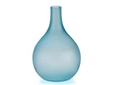 En gennemskinnelig, lyseblå glasvase med en afrundet krop og en smal, cylindrisk hals på en almindelig hvid baggrund.
