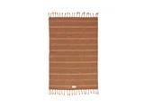 Et rektangulært rustfarvet håndklæde med tynde hvide vandrette striber og frynsekvaster langs de korte kanter, vist på en hvid baggrund.