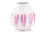 En rund, hvid vase med en smal åbning, dekoreret med lodrette, rosa bladmønstre rundt om siderne.
