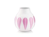 Hvid vase med rund krop og smal hals, dekoreret med lodrette rosa kronbladsformede mønstre rundt om på siderne mod en hvid baggrund.