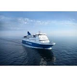 En stor blå og hvid DFDS Seaways-færge sejler på roligt havvand under en delvist overskyet himmel.