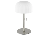 Moderne bordlampe med en ribbet, hvid, kuppelformet lampeskærm, en fod og et stativ i metal samt en trækæde til at tænde og slukke lampen.