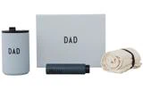 Gavesæt mærket "DAD" med et rejsekrus, en æske, en sammenrullet klud og en cylindrisk genstand mærket "HELLO", alt sammen på en hvid baggrund.