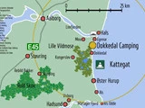 Kort over det nordlige Danmark med byer, skove, motorvej E45 og Dokkedal Camping nær kysten mellem Hals og Øster Hurup ved Kattegat.