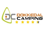 Logo for Dokkedal Camping med stiliseret DC, tekst i orange og sort og 4,5 gule stjerner under på en hvid baggrund.