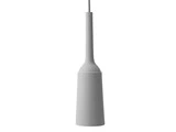 Minimalistisk, moderne hvid pendel med cylindrisk skærm og slank hals, ophængt i en ledning mod en almindelig hvid baggrund.