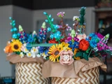 Kæmpe buket af LEGO-blomster bygget af Medianos eksperter til fordel for Tjeles Venner