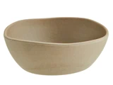En beige, keramisk skål med en uregelmæssig, organisk form og glat tekstur, sat mod en almindelig hvid baggrund.