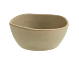 En beige, asymmetrisk keramikskål med glatte kanter mod en hvid baggrund.