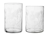 To klare glasvaser med ætsede blomstermotiver, vist side om side mod en almindelig hvid baggrund. Den ene vase er højere end den anden.