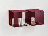 Vowel Red powder coated hylde fra Woud