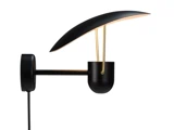 En moderne væghængt lampe i sort og guld med en buet, vingelignende skærm og minimalistisk design, vist på en hvid baggrund.