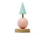 En minimalistisk skulptur med en pink kugle, toppet med en mintgrøn kegle, alt sammen understøttet af en træbase og en tynd lodret stang.