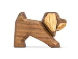 En hundefigur i træ med et geometrisk design og to toner af træ til kroppen og hovedet.