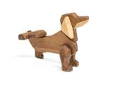 En legetøjshund af træ med enkle, geometriske former, med lys snude og ører, stående på fire ben med løftet hale.