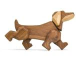 En legetøjshund af træ med leddelte ben og et bevægeligt hoved, udformet i en enkel, geometrisk stil, står på en hvid baggrund.