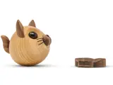 En rund kattefigur af træ med store sorte øjne og opretstående ører sidder ved siden af en lille, flad, katteformet genstand af træ på en hvid baggrund.