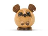 En lille, rund musefigur af træ med store ører, sorte øjne, næse, knurhår og to forpoter, der sidder på en hvid baggrund.