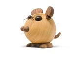 En lille, rund musefigur af træ med store ører, lang hale og sorte perleøjne, som står på to fødder mod en hvid baggrund.