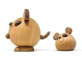 To dyrefigurer af træ, den ene ligner en rund kat, der står oprejst, og den anden en lille rund mus, begge med store sorte øjne og udskårne træører, på en hvid baggrund.