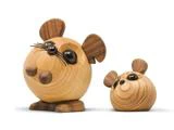 To runde musefigurer af træ med store sorte øjne og ører, den ene står højt på træfødder, den anden er mindre og sidder fladt, begge på en hvid baggrund.