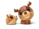 To runde dyrefigurer af træ med store sorte øjne, en større og en mindre, der begge ligner stiliserede hjorte med små ører og gevirer.