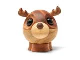 En rund træfigur af en hjort med store sorte øjne, et lille gevir og en lys snude på en hvid baggrund.