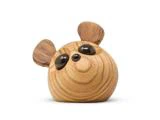 En lille, rund træfigur med to store sorte øjne og to opretstående ører, der ligner en stiliseret mus eller bjørn, på en hvid baggrund.