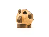 En lille, rund panda-figur i træ med mørke og lyse trædetaljer, sorte øjne og ører på en hvid baggrund.