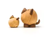 To runde dyrefigurer i træ med minimale detaljer, der ligner en lille og en stor hund, sidder på en hvid baggrund. Den store står, mens den lille hviler på siden.