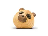 En lille, rund bjørnefigur af træ med store, sorte øjne, mørk snude og små ører på en hvid baggrund.