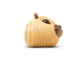 En lille, rund træfigur, der ligner en hund med mørkebrune ører, næse og øjne, og som ligger på siden mod en hvid baggrund.