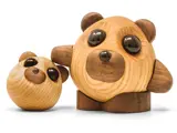 To pandabjørnefigurer af træ, en større og en mindre, med runde kroppe, mørke ører, næser og blanke øjne, placeret på en hvid baggrund.