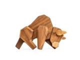 En træskulptur af en bøffel, udformet med enkle geometriske former og glat finish, der står på en hvid baggrund.