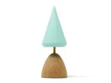 En minimalistisk skulptur med en lyseblå kegle, der balancerer på en halvcirkelformet træbase, som ligner et stiliseret træ.