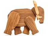 En legetøjselefant af træ med enkle, geometriske former og en glat finish, som står på fire ben med løftet snabel.