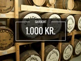 Gavekortbillede over whiskytønder af træ mærket Fary Lochan i et lagerrum, med tekst: Gavekort 1.000 kr.