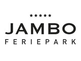 Logo med fem stjerner over teksten JAMBO med fed skrift og FERIEPARK med mindre bogstaver nedenunder på en hvid baggrund.