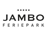 Logo med fem stjerner over ordene JAMBO FERIEPARK i fede, sorte versaler på en hvid baggrund.