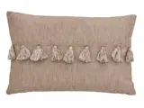 Rektangulær beige pude med en række matchende kvaster på forsiden, fremstillet af struktureret stof.