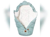 Lyseblå babykokon med hvidt, spættet inderfor. Kokonen har en top med hætte og en rund, brun knap nederst i midten.