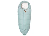 Lyseblå, vatteret babysovepose med hættelignende top og hvidt, prikket for, med lynlås i midten og en lille brun trækflig.