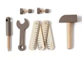 Et sæt legetøjsværktøjer af træ med skruetrækker, skruenøgle, tommestok, bolte med møtrikker og en hammer, alt sammen i neutrale farver på en hvid baggrund.