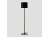 Minimalistisk sort gulvlampe med cylindrisk skærm, slank stang, rund fod og synlig ledning på en almindelig lys baggrund.